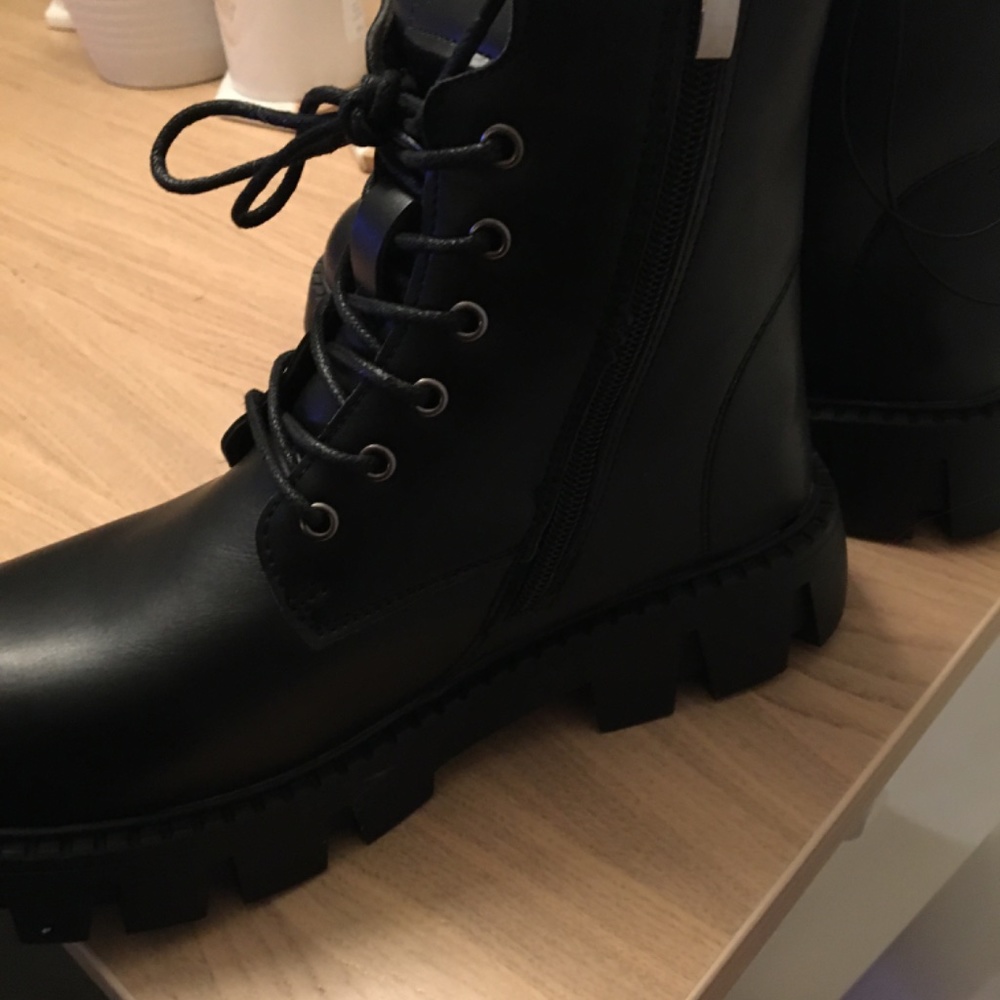 Boots - Picture 4 of 5